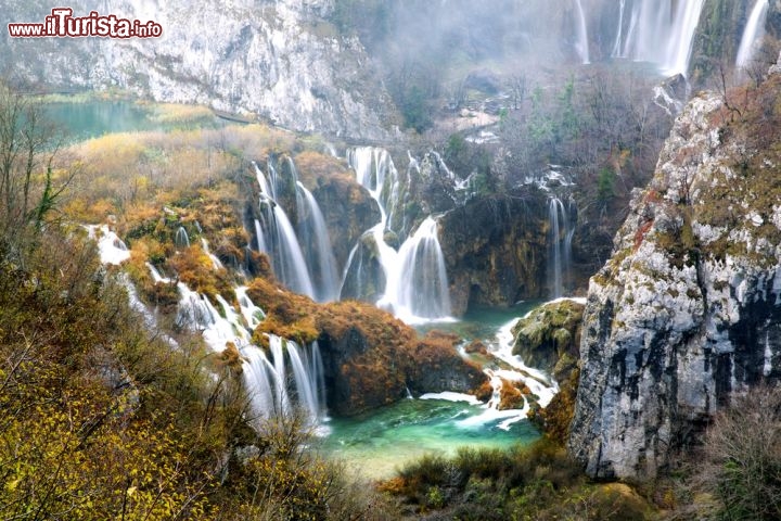 Immagine Vista panoramica dei laghi di Plitvice, Croazia - Osservato dall'alto il Parco Nazionale di Plitvice si presenta come un nastro azzurro che si snoda tra una cornice di foresta verde con faggi, aceri e abeti dalle tonalità rossastre. Nel 2000 l'area naturale è stata ampliata di altri 100 chilometri quadrati raggiungendo così un'estensione totale di 300 km quadrati diventando il parco più grande di tutta la Croazia © lapas77 / Shutterstock.com