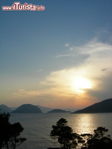 Immagine Vista serale, poco prima del tramonto, su di una spiaggia di Alonissos, in Grecia - © 02lab / Shutterstock.com