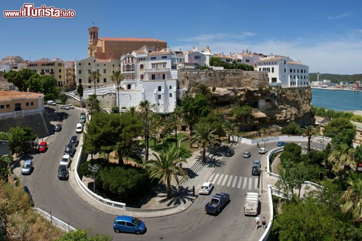 Immagine Una veduta panoramica di Maò (in spagnolo Mahon), importante porto delle Baleari, situato nella parte orientale dell'Isola di Minorca - © rorue / Shutterstock.com