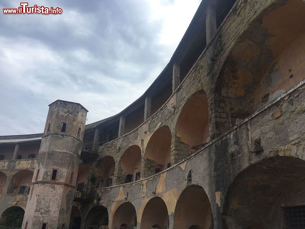 Immagine Scorcio della tripla campata delle celle nel carcere Borbonico di santo Stefano nel Lazio - © Fiumerosso, CC BY-SA 4.0, Wikipedia