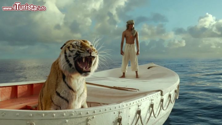 Immagine Una scena de "La Vita di Pi", film girato nella città di Pondicherry, India. Narra le vicende di un ragazzo di nome Pi che, in seguito a un naufragio, si ritrova da solo su una scialuppa in compagnia di una tigre feroce.
