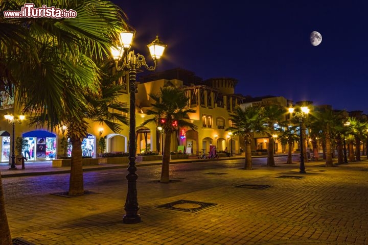 Immagine Vita notturna ad Hurghada, la famosa località del Mar Rosso (Egitto). In alta stagione le strade si riempiono di turisti e i locali come ristoranti, bar e discoteche si riempiono fino a notte fonda - © Zhukov Oleg / Shutterstock.com