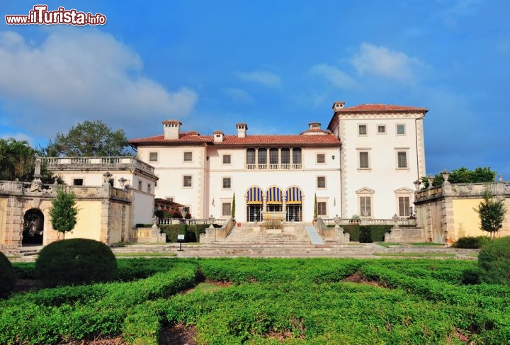 Immagine Giardino del Vizcaya Museum a Miami: ispirati allo stile settecentesco ed ottocentesco europeo, sono considerati tra i più belli e sofisticati degli Stati Uniti.  È caratterizzato da siepi basse con una disposizione geometrica, ma anche da labiritni e fontane - Foto © Songquan Deng / Shutterstock.com