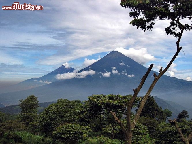 Immagine Volcan de Fuego, il grande vulcano dello stato di Colima in Mexico. A sinistra il vulcano Acatenango - © Scottydude -  GFDL Wikimedia Commons.