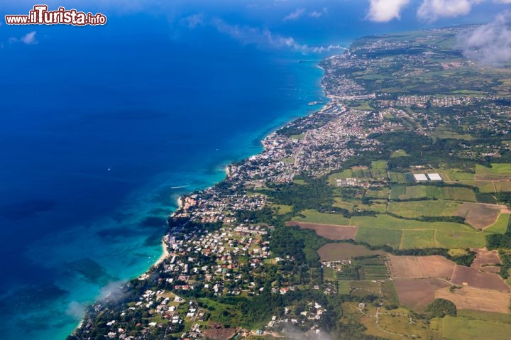 Immagine Volo in arrivo a Barbados: l'aereo sta per atterrare a Bridgetown, al Sir Grantley Adams International Airport (GAIA) - © Anton_Ivanov / Shutterstock.com
