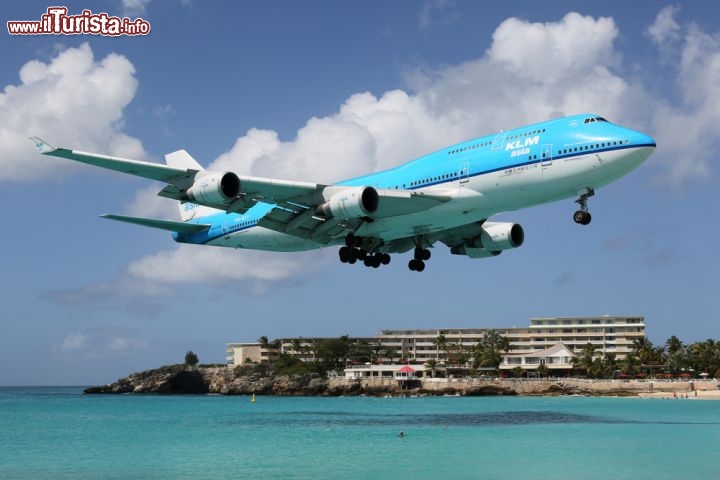 Immagine Un volo intercontinentale KLM in atterraggio a Sint Maarten, sull'unico aeroporto dell'isola di Saint-Martin - © Markus Mainka / Shutterstock.com