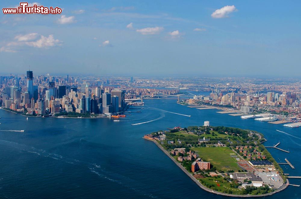 Immagine Volo aereo su New York City e alcune sue isole.