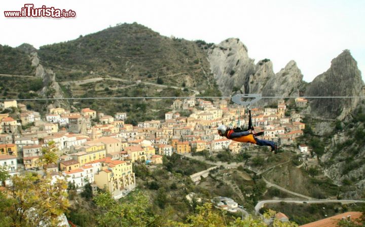 Immagine Il volo dell'Angelo a Castelmezzano, il borgo spettacolare della Basilicata, a circa 1000 metri di altitudine tra le Dolomiti Lucane. La discesa è percorribile nei due sensi, e collega Castelmezzano con il vicino borgo di Pietrapertosa - © www.castelmezzano.net