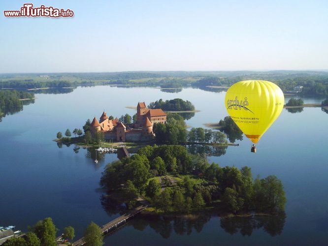 Immagine Volo in Mongolfiera sul Parco Storico di Trakai - © Ente del Turismo della Lituania