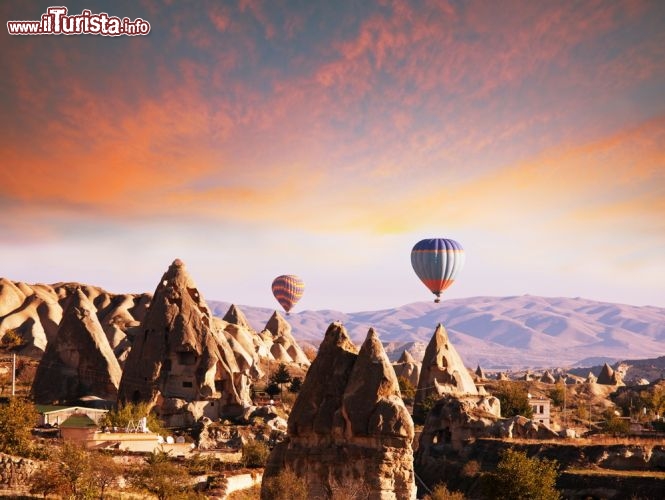 Immagine Volo in mongolfiera sui paesaggi della Cappadocia, a Goreme nel centro della Turchia - © Galyna Andrushko / Shutterstock.com