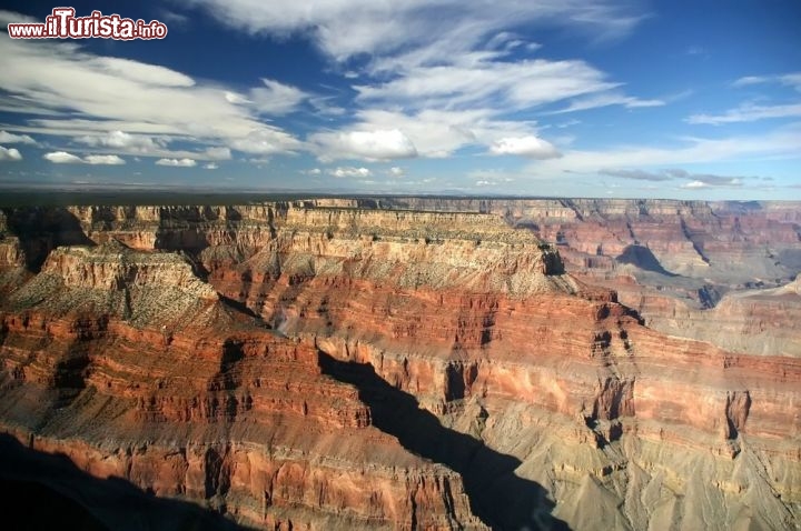 Immagine Volo panoramico sul Grand Canyon USA. una foto aerea del nord dell'Arizona come è stato modellato dal fiume Colorado - © Bryan Busovicki / Shutterstock.com