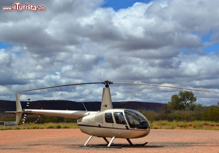 Immagine Volo panoramico in elicottero al Kings Canyon, Australia - Se siete intenzionati a compiere un volo panoramico in elicottero, il campo di volo si trova presso la Kings Creek Station. Da qui, oltre che vedere i paesaggi del canyon dall'alto, si può volare anche su altri luoghi spettacolari, come Ayers Rock, i Monti Olgas e l'iconico Mt. Conner, che si trova a sud-est di Kings Canyon