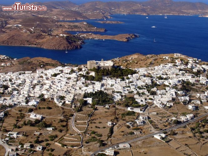 Immagine Volo panoramico sull'isola di Patmos in Grecia. In primo piano le bianche case della Chora, il magico centro storico di questa isola del Dodecaneso - © airphoto.gr / Shutterstock.com