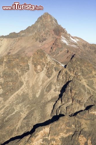 Immagine Volo turistico attorno al Monte Kenya. E' il secondo vulcano dell'Africa per altezza, 5199 metrisuperato unicamente dal monte Kilimangiaro - © spirit of america / Shutterstock.com