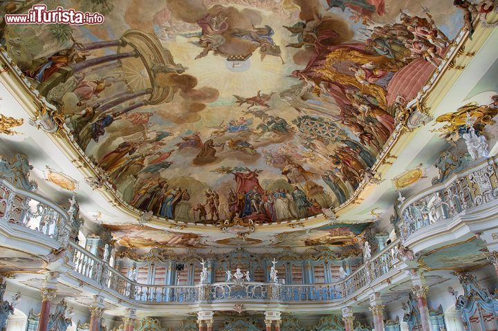 Immagine La volta affrescata della biblioteca Schussenried in Germania