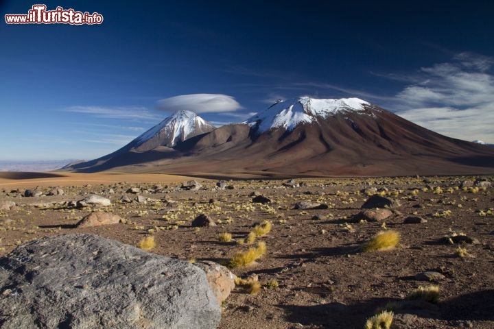 Immagine Il Vulcano Licancabur in Cile: si trova ad est di San pedro Atacama e raggiunge la ragguardevole altezza di 5.920 metri sul livello del mare. E' uno stratovulcano, ed alle sue spalle si trova la Bolivia - © ManxMan / Shutterstock.com