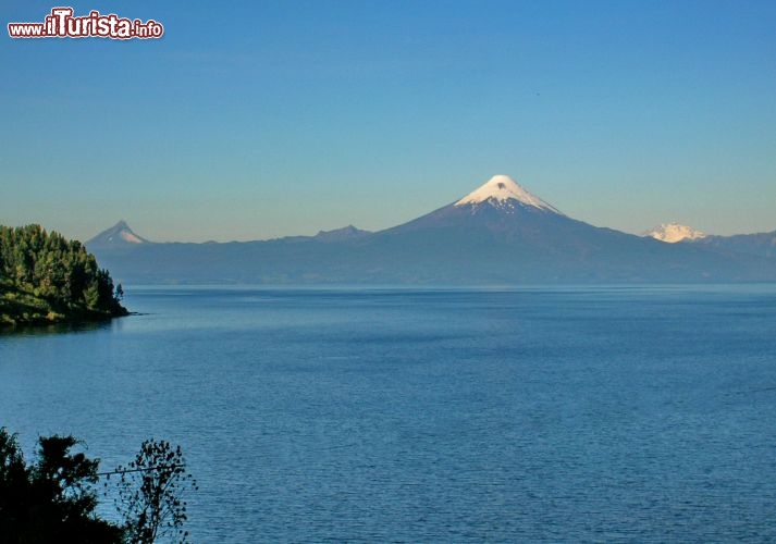 Immagine Il Vulcano Osorno visto dalle  sponde del Lago Llanquihue in Cile, lo stesso do si affaccia la località turistica di Puerto Varas, in Patagonia - Cortesia foto Marisa Garrido/marisadechile, Wikipedia