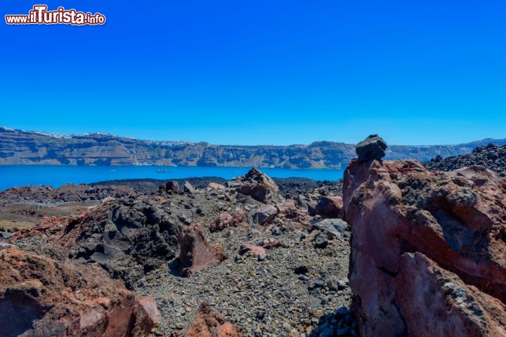 Immagine Panorama di Thirasia (CIcladi, Grecia), isola vulcanica dal paesaggio roccioso prevalentemente pianeggiante, con qualche rilievo isolato nella parte meridionale. Più selvaggia della "sorella più famosa", Santorini, Thirasia è ugualmente affascinante e ricca di calette suggestive - © Korpithas / Shutterstock.com
