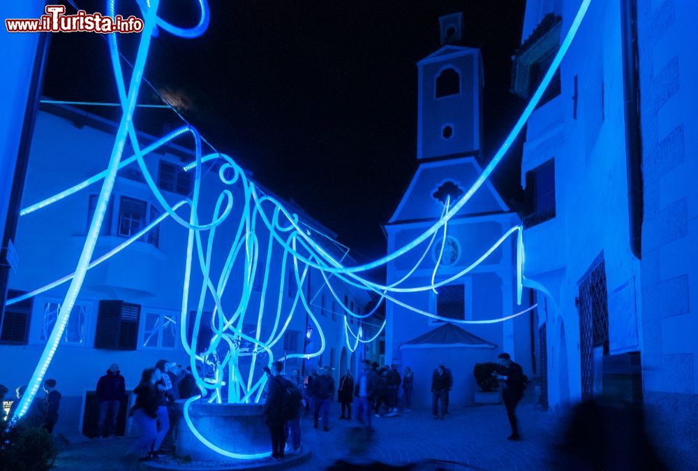 Immagine Una creatura misteriosa esce dal pozzo di Stufles, WLF 2019 a Bressanone - © Pierluigi Orler / www.brixen.org