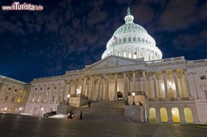 Immagine Washington Capitol: ovvero il Campidoglio della capitale degli Stati Uniti d'America. E' la sede dei due congressi statunitensi ed è un splendido esempio di edificio neoclassico. Fu progettato a fine '700, e costruito una prima volta nel 1814. Distrutto nella guerra anglo-americana venne ricostruito ed ampliato a più riprese, nel corso del 19° secolo - © Gary Blakeley / Shutterstock.com