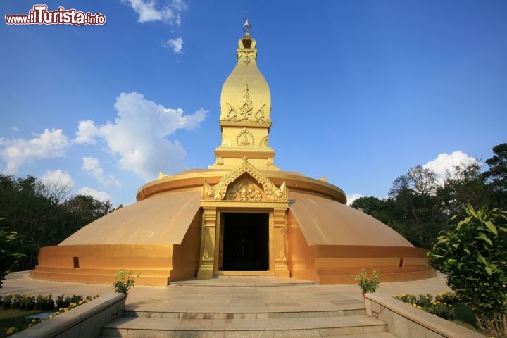 Immagine Wat Nong Pah Pong a Ubon Ratchathani, Thailandia  - Famoso monastero buddhista situato nella zona delle foreste nella provincia di Ubon Ratchathani, nel nord est della Thailandia, Wat Nong Pah Pong venne fatto erigere nel 1954 da Ajhan Chah Subhaddo affinchè monaci, monache e laici avessero un posto in cui studiare e mettere in pratica gli insegnamenti del Buddha. E' uno dei luoghi di culto più visitati anche dai turisti © Blanscape / Shutterstock.com