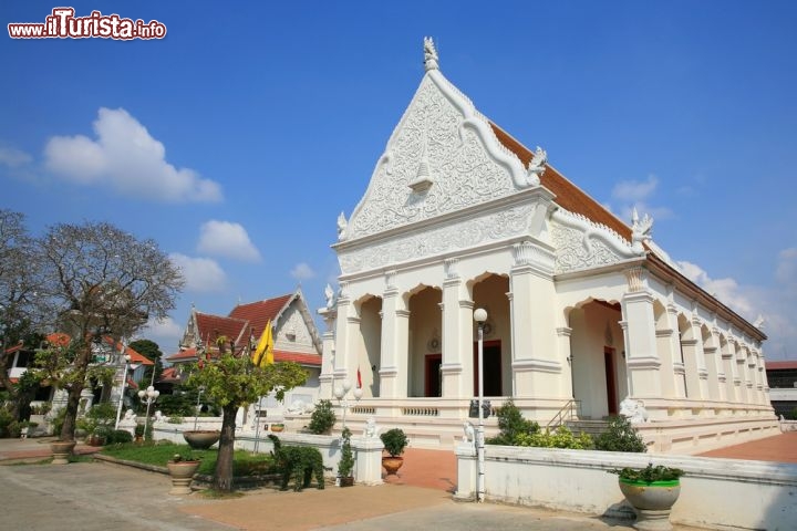 Immagine Veduta del Wat Supattanaram a Ubon Ratchathani  - In contrasto con il blu intenso del cielo, la facciata bianca del tempio Wat Supattanaram costruito lungo il fiume Mae Nam Mun risalta ancora di più per il suo candore. Già dall'esterno si notano influssi di elementi europei e khmer che si intrecciano a quelli tipici dell'arte religiosa e costruttiva thailandese © Blanscape / Shutterstock.com