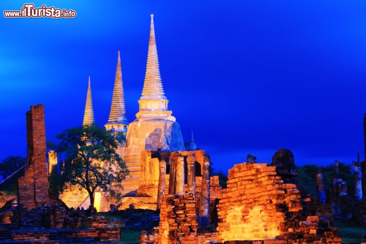 Immagine La magia notturna del complesso di Wat Phra Sri Sanphet ad Ayutthaya in Tailandia - © SantiPhotoSS / Shutterstock.com
