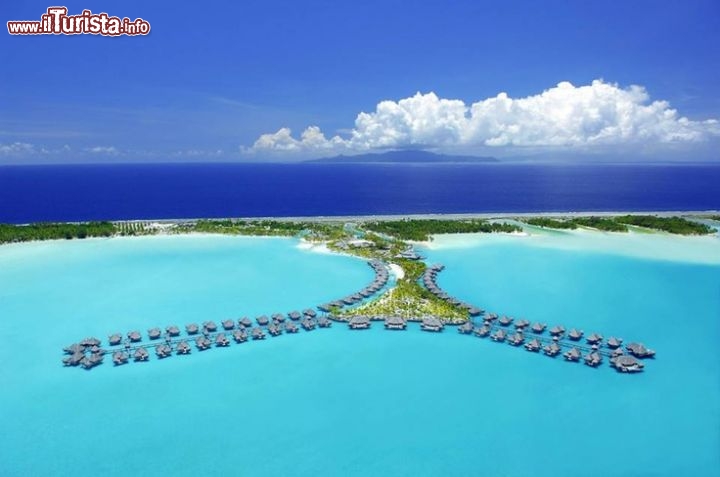 Immagine Water Villas al St. Regis Resort di Bora Bora, in Polinesia Francese - cortesia www.stregisborabora.com/