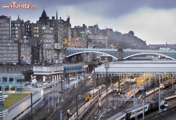 Immagine La Waverley Station ed il North Bridge a Edimburgo. Sullo sfondo il profilo dell'Edinburgh Castle - © Brendan Howard / Shutterstock.com