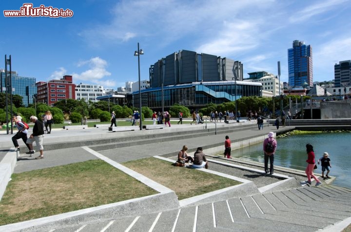 Immagine Il Wellington Waterfront, Nuova Zelanda, non è un semplice lungomare: passeggiate, parchi, fontane e intrattenimenti di vario genere ne fanno un luogo di relax, cultura e divertimento, sempre animato da eventi  - © ChameleonsEye / Shutterstock.com