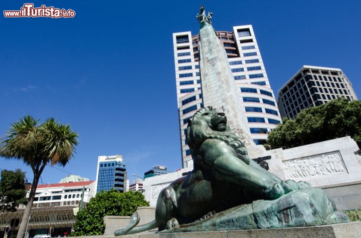 Immagine Il Cenotafio di Wellington (Nuova Zelanda), anche detto Memoriale di Guerra dei cittadini di Wellington, è un monumento ai caduti della Prima e della Seconda Guerra Mondiale, inaugurato il 25 aprile del 1931 all'incrocio tra Lambton Quay e Bowen Street. Fu dichiarato Monumento Storico nel 1982  - © ChameleonsEye / Shutterstock.com