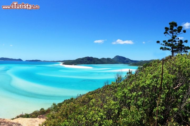 Immagine Wihitehaven Beach, la magnifica spiaggia delle Whitsundays Island, le isole della Pentecoste del Queensland, in Australia - © Tulen / Shutterstock.com