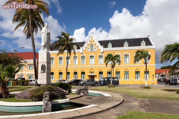 Immagine Willemstad, un edificio del quartiere di Punda a Curacao, fotografato durante le feste di Natale - © Gail Johnson / Shutterstock.com