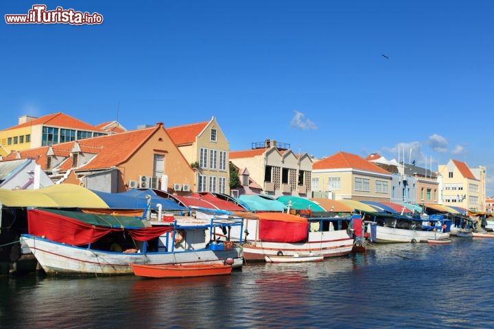 Immagine Willemstad il mercato galleggiante (floating market) di Curacao - © lidian / Shutterstock.com