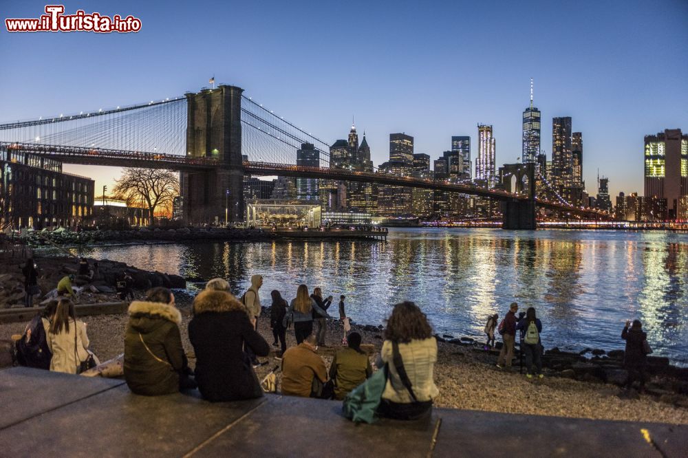 Immagine Il Brooklyn Bridge Park di new York in inverno (USA). E' situato sul lungofiume di Brooklyn sotto il ponte, di fronte alla punta meridionale di Manhattan: si tratta di un piccolo parco che offre una vista mozzafiato sulla skyline della città - © Julienne Schaer NYC Company