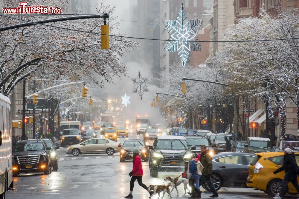 Immagine Un suggestivo scorcio invernale di Madison Avenue, New York (USA). Sin dagli anni '20 del 1900 questa strada è sinonimo dell'industria della pubblicità perchè vi hanno avuto sede le più importanti agenzie pubblicitarie americane - © Julienne Schaer NYC Company