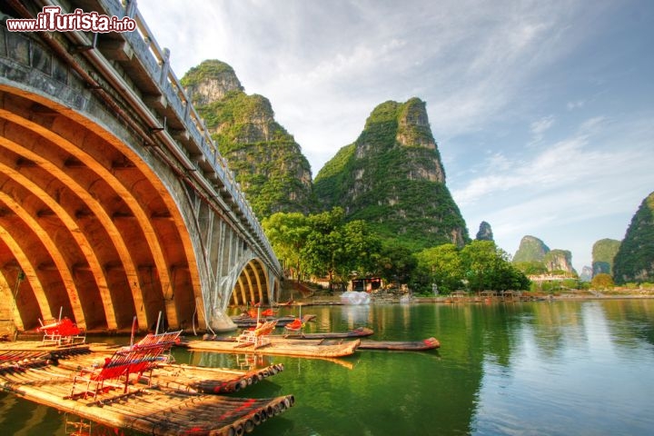 Immagine Yangshuo si trova vicino a Guilin Cina, lungo il percorso del Fiume Li - © Christopher Meder / Shutterstock.com