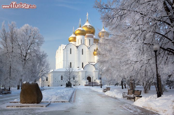 Immagine Cattedrale dell'Assunzione a Yaroslavl, Russia - Un soffice manto di neve ricopre la cattedrale dell'Assunzione, maestoso edificio religioso di questa città che si trova 300 km a nord est di Mosca © chromatos / Shutterstock.com