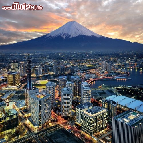 Immagine Yokohama, Giappone con alle spalle il Mt Fuji al tramonto - © shirophoto - Fotolia.com