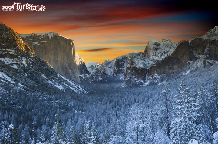 Immagine Yosemite National Park: la magia dell'inverno al tramonto - © somchaij / Shutterstock.com