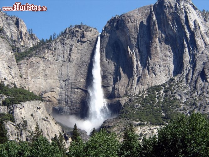 Immagine Le Yosemite falls sono tra le cascate piu alte del mondo, anche se hanno un carattere stagionale, e in estate rimangono senza'acqua - © Matej Hudovernik / Shutterstock.com