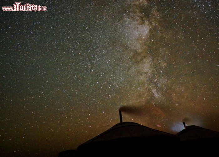 Immagine Yurta della Mongolia sotto cielo stellato. Quest'abitazione mobile viene adottata da molti popoli nomadi dell'Asia fra cui mongoli, uzbeki e kazaki - © Pakawat Thongcharoen / Shutterstock.com