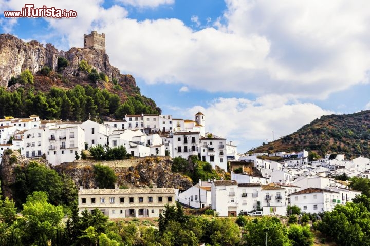 Immagine Zahara de la Sierra il borgo tipico della'Andalusia in Spagna - © Marques Shutterstock.com