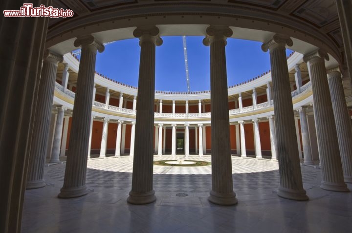 Immagine L'atrio dello Zappeion megaron di  Atene (Grecia). La costruzione neocalssica, opera di Teofilo Hansen venne inaugurata nel 1888 ed impiegata nelle prime olimpiadi della storia moderna, nel 1896, e dal Comitato organizzatore dell'edizione del 2004. Viene ora utilizzato per manifestazioni ed esposizioni pubbliche  - © Panos Karas / Shutterstock.com