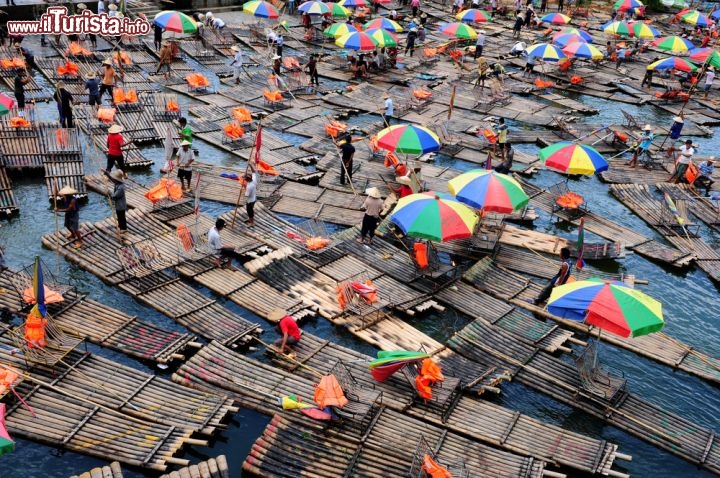 Immagine Zattere di Bambù sul fiume Li a Guilin, in occasione della festa del 1 ottobre - © Hung Chung Chih / Shutterstock.com