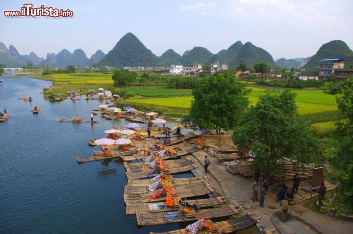 Immagine Zattere sul fiume a Guilin, tra i paesaggi carsici della Cina meridionale - © feiyuezhangjie / Shutterstock.com