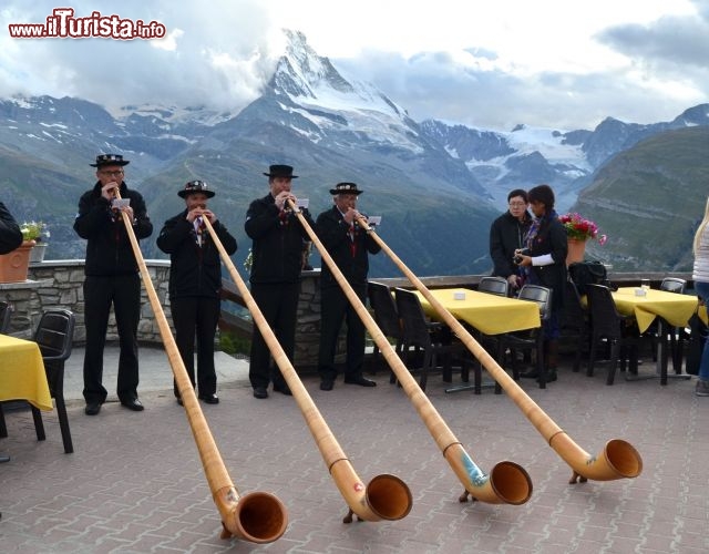 Immagine Zermatt, suonatori di corno durante le celebrazioni per l'anniversario della scalata del Monte Cervino, qui chiamato come Matterhorn