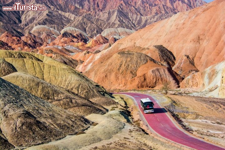 Immagine Zhangye Danxia Landform: questi paesaggi sono Patrimonio dell'Umanità dell' UNESCO e si trovano ad oriente della cità di Jiayuguan, nella Cina  occidentale - © SIHASAKPRACHUM / Shutterstock.com