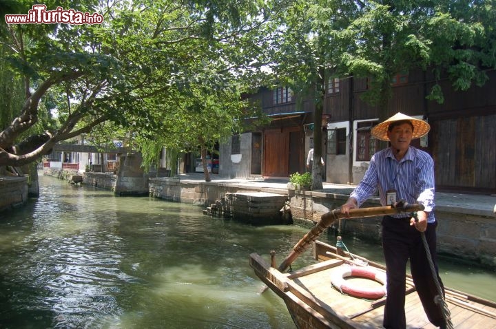 Immagine Zhouzhuang Cina, barca in navigazione sul fiume
