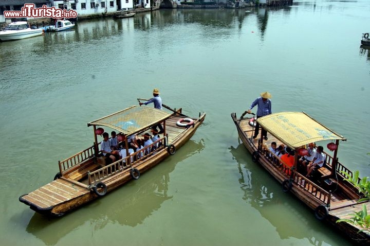 Immagine Zhouzhuang le barche sul fiume in Cina: Ci troviamo in pratica sul grande delta del Fiume Yangtze